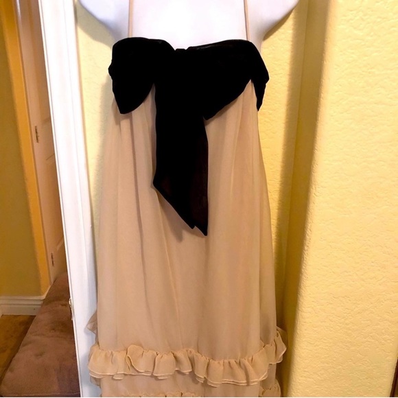 H&M Dresses & Skirts - CUTEST HOLIDAY DRESS WITH BOW